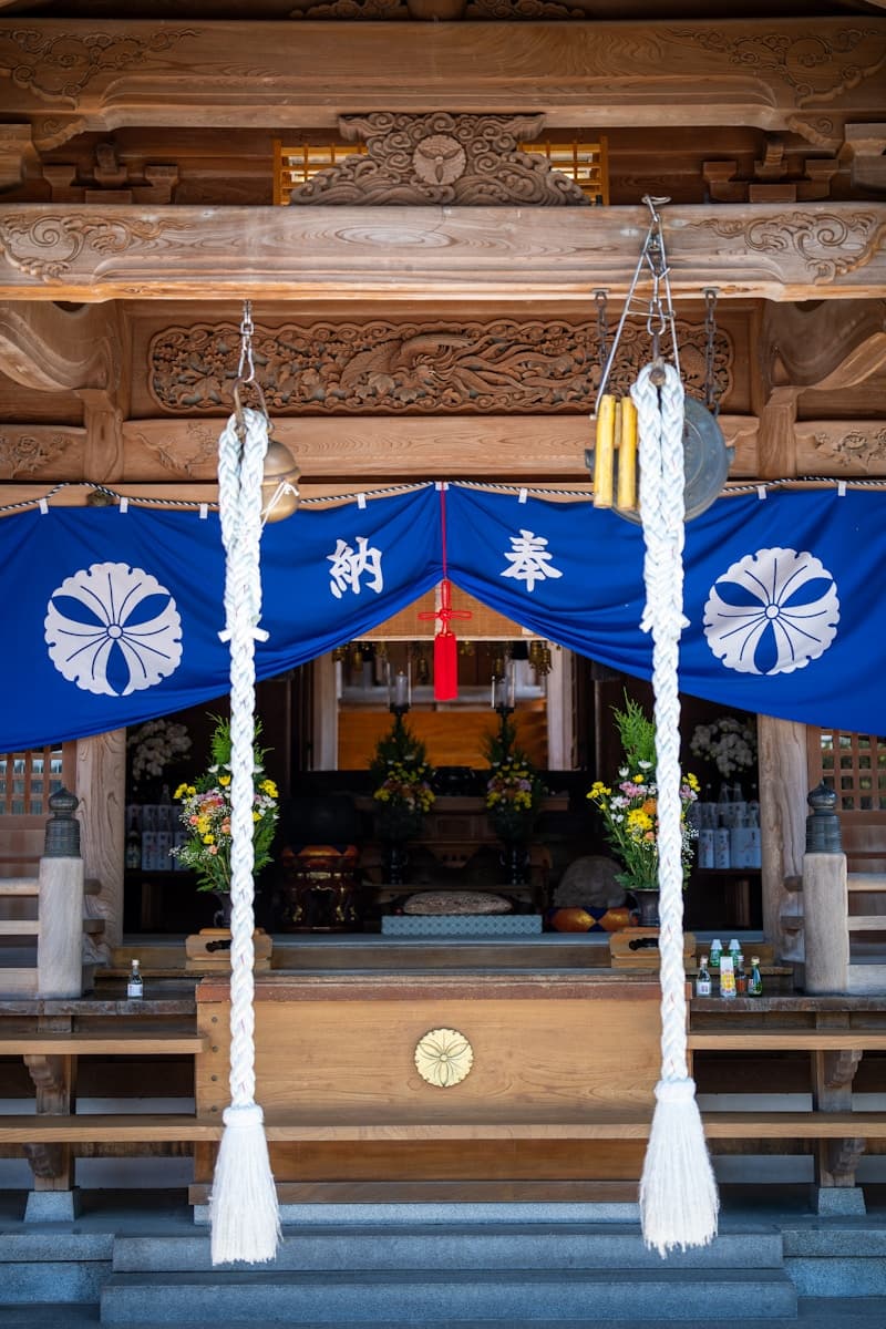 【宗派別】仏壇の飾り方まとめ｜基本の配置から宗派ごとの違いまで解説