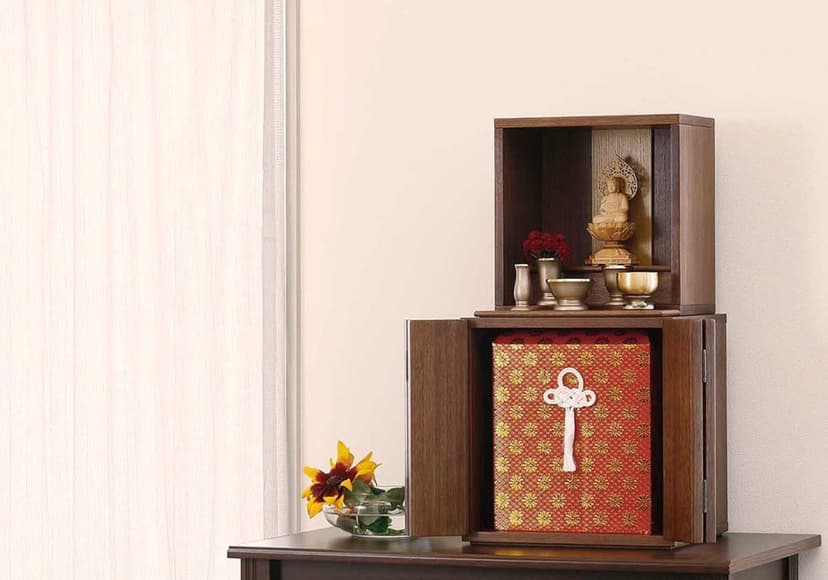 骨壷を仏壇に安置する方法