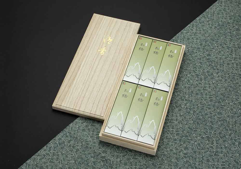 桐箱に収めた贈答用線香の一例