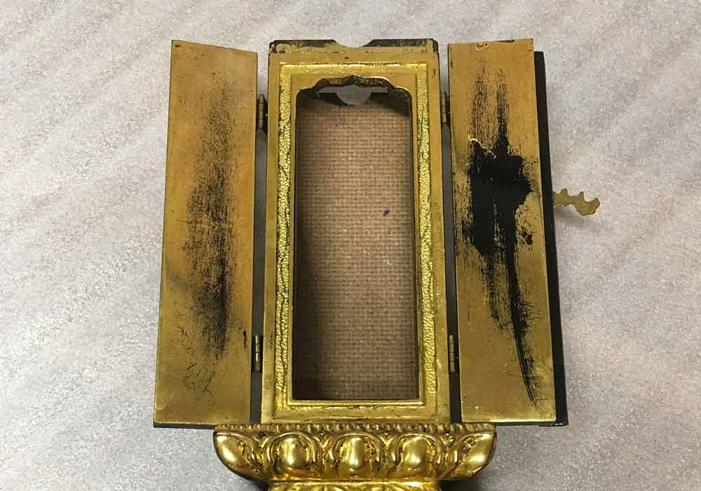扉の金箔が剥がれ下地の黒色が目立つ繰出位牌
