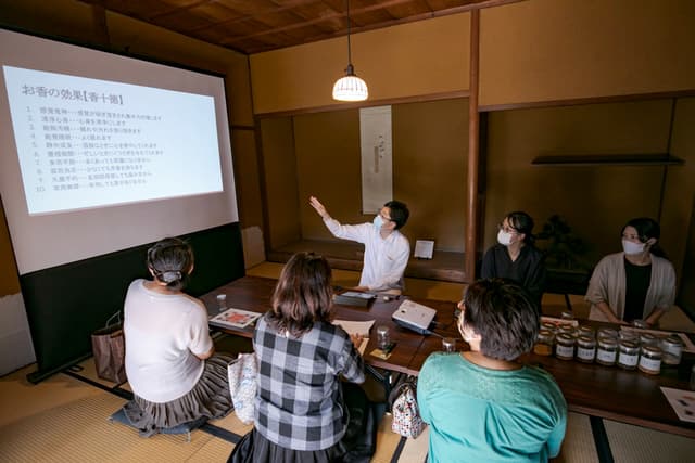 スライドを使ったお香の効能の説明