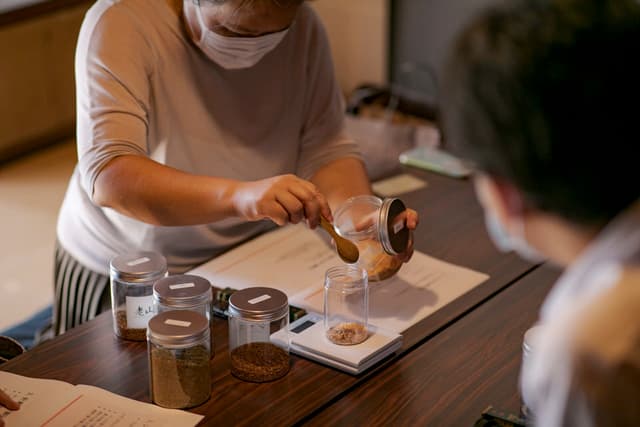 講師による原料の調合デモンストレーション