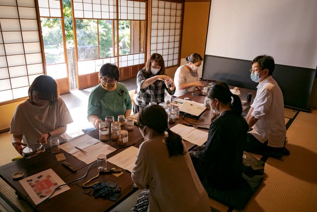 参加者全員で匂い袋を制作中