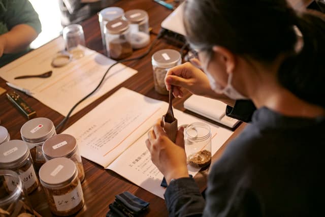 参加者がレシピを考えながら原料を調合する様子