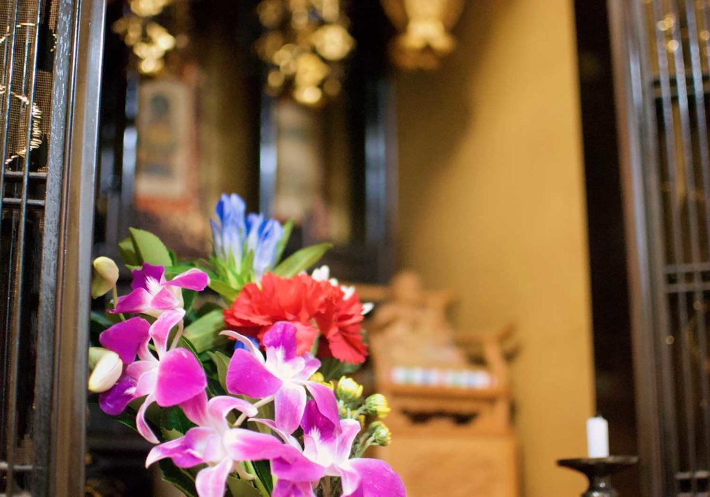 なぜ仏壇に仏花を供えるの?