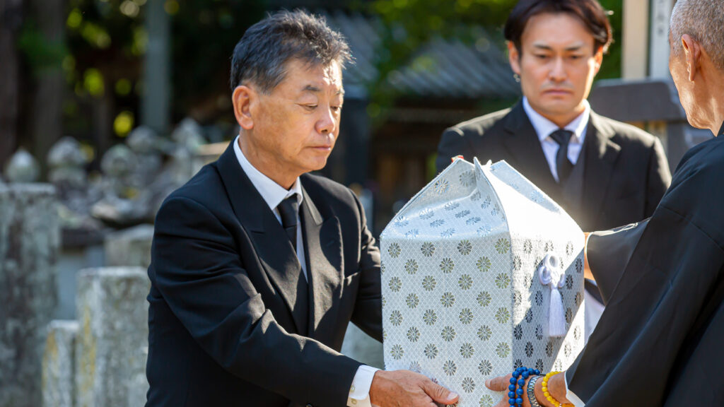 葬儀・告別式での挨拶から連絡・お礼まで!喪主様のための例文集