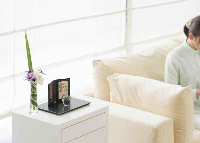 持ち運びもできる携帯位牌【旅行や出張時にも肌身離さず持っていきたい!】